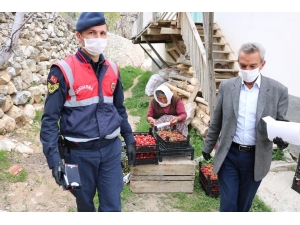 Belediye Başkanı Ve Belediye Personeli Vatandaşa Maske Dağıttı