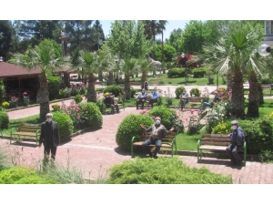 Yaşlılar Parkları Doldurdu
