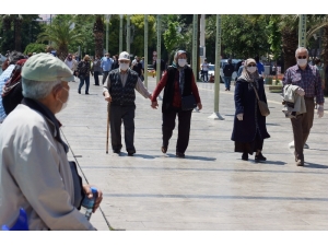 Aydın’da 65 Yaş Üstü Vatandaşlar Sıcak Havanın Keyfini Çıkardı