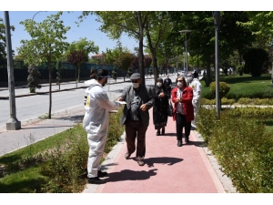 Konya Büyükşehir Sokağa Çıkan Büyüklerini Yalnız Bırakmadı