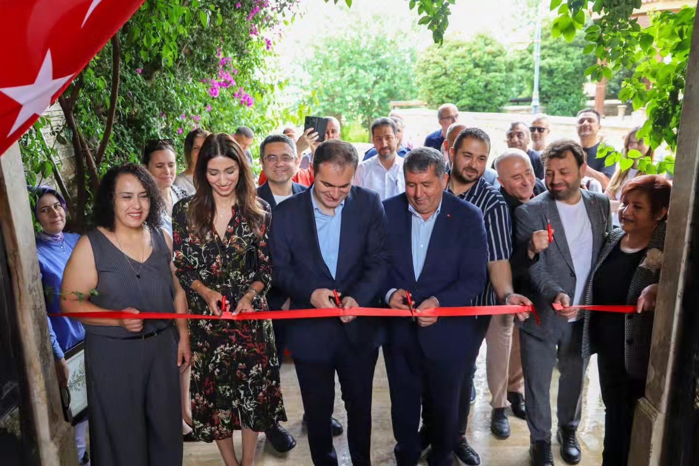 bayindir-halk-egitim-merkezi-yil-sonu-sergisi-acildi