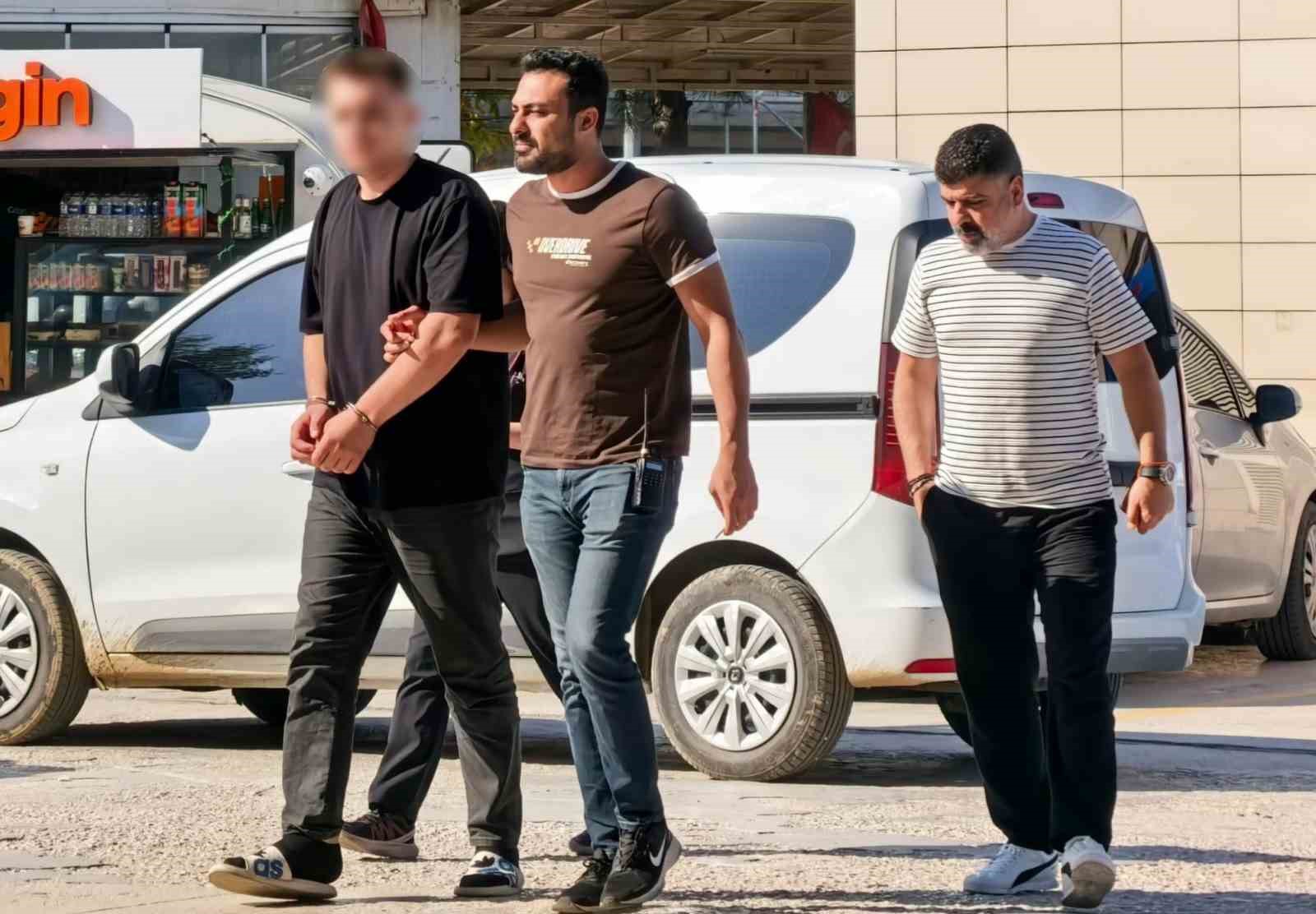 arkadasini-silahla-tehdit-edip-kendi-borcunu-odetti
