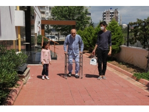 Burhan Amca, Dışarıya Çıkmanın Sevincini Yaşadı: “Hürriyetine Kavuşmuş Gibi Oluyorsun”