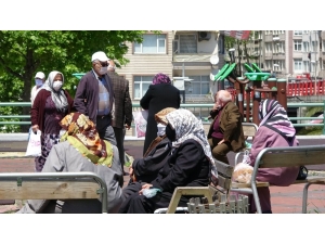 Samsun’da Yaşlılar Parklara Akın Etti