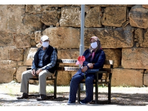 Muratpaşa, Kıdemli Kent Sakinlerini Sokakta Çiçeklerle Karşıladı