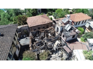 Antalya’da 2 Katlı Ahşap Yapı Kül Oldu