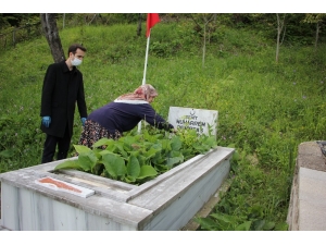 Kaymakam Açıkgöz, Anneler Gününde Şehit Annesini Ziyaret Etti
