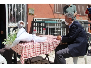 Vali Ayyıldız, 106 Yaşındaki Fadime Ninenin Anneler Günü’nü Kutladı