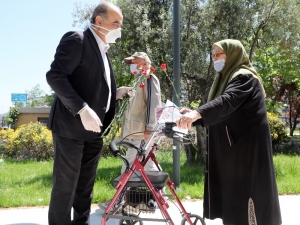 Başkan Türkyılmaz’dan Sokağa Çıkan Annelere Sürpriz