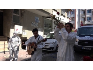 Esenyurt’ta Annelere Hem Konser Hem Çiçek