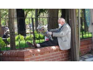 Kısıtlama Günlerinde Gazete Satışı Araçla Yapıldı