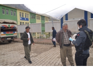 Beytüşşebap’ta Polisler Yaşlılara Maske Ve Eldiven Dağıttı