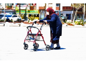 65 Yaş Ve Üzeri Vatandaşlar Sokaklarda