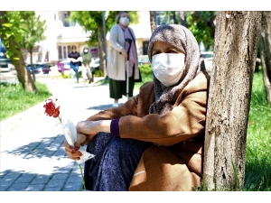 Manisalı Muhtardan Parkta Dolaşan 65 Yaş Üstü Annelere Sürpriz