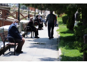 Akşehir’de 65 Yaş Üzeri Vatandaşlar Güneşli Havanın Tadını Çıkardı