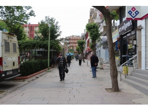 Siirt’te Kısıtlama 4 Saatliğine Kalktı, 65 Yaş Ve Üstü Vatandaşlar Caddeleri Doldurdu