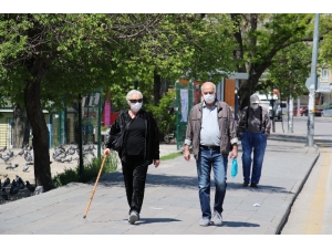 65 Yaş Ve Üstü Vatandaşlar Uzun Bir Aradan Sonra 4 Saatliğine Sokağa Çıktı