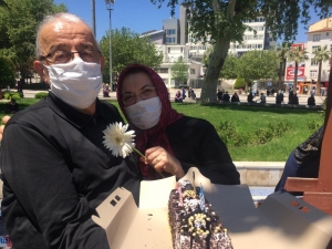 Yaşlı Vatandaş 71. Yaş Gününü Sokakta Kutladı