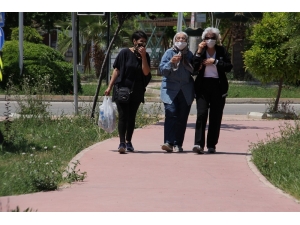 Mersin’de Yaşlılar Sahile Ve Parklara Akın Etti