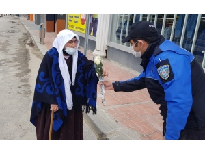 Van Polisinden 65 Yaş Ve Üzeri Annelere Çiçek