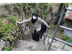 Artvinli 106 Yaşındaki Vahide Avcı Sokağa Çıktı, Yürümenin Keyfini Çıkardı