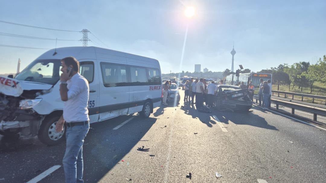 buyukcekmece-de-2-aracin-karistigi-kazada-1-i-agir-4-kisi-yaralandi