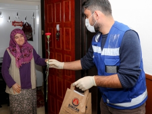 Sincan’da Şehit Annelerinin Karanfillerle Anneler Günü Kutlandı