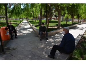 65 Yaş Ve Üstü Vatandaşlar Parklara Akın Etti