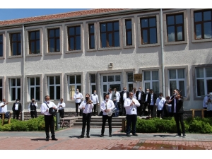 Mamak’ta Sokak Sanatçıları Mahalle Mahalle Gezerek Konser Verdi