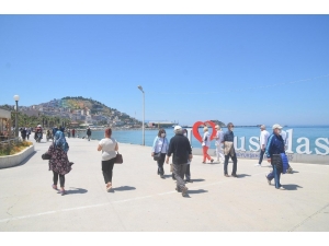 Kuşadası’nda Sahiller, Cadde Ve Sokaklar 65 Yaş Üzeri Vatandaşların