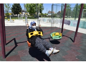 Dört Saatte Çocukluklarına Dönüp Salıncağa Bindiler