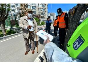 Ankara’da 65 Yaş Ve Üstü Vatandaşlara Parklarda Maske Dağıtıldı