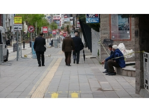 Cadde Ve Parklar Onlara Kaldı