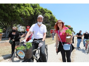 Başkan Tarhan, ’Anneler Günü’nde Bisikletle Çiçek Dağıttı