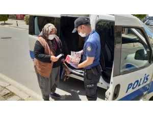 İzmir Polisi Yaşlılara Refakat Etti, Sokakta Maske Dağıttı