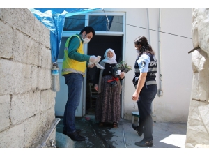 Sokağa Çıkan Annelere Gül Ve Karanfil Hediye Edildi