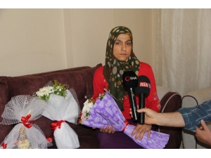 Cumhurbaşkanlığı Ve İçişleri Bakanlığından Evlat Nöbetindeki Annelere Çiçek