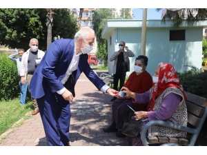 Gültak, Parklara Akın Eden Yaşlı Vatandaşlarla Sohbet Etti