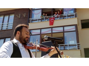 Site Sakini Anne Ve Çocukları Konserde Balkonda Göbek Attı