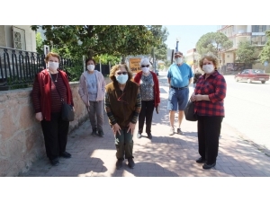 Burhaniye’de Sokaklar 65 Yaş Üstü Vatandaşlara Kaldı