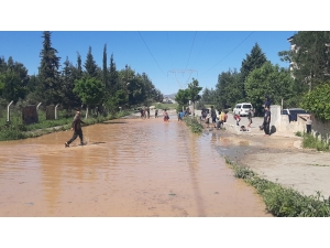 Çocukların Patlayan Borudan Akan Suda Çamurla Oyunu