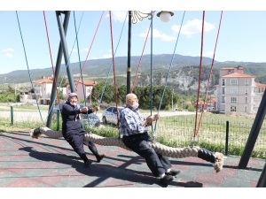 Yaşlı Karı-koca Parkta Sallanarak Eğlendi