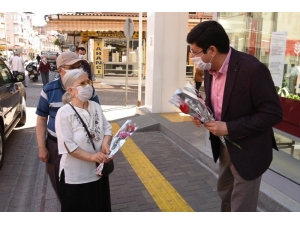 Başkan Özcan, Anneler Günü’nde Çiçek Dağıttı