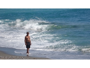 Antalya’da Yasağa Rağmen Denize Girdiler