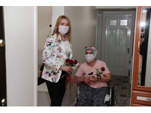 Merkezefendi Belediye’sinden 65 Yaş Ve Üstü Annelere ’Gül’ Sürprizi