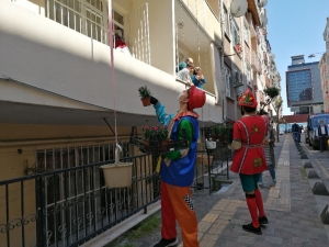 Esenler’de Anneler Günü Tüm Sokaklarda