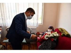 Vali Gürel, Asırlık Zöhre Ninenin Anneler Günü’nü Unutmadı