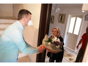 Sağlıkçı Kızından Sağlıkçı Annesine Sürpriz Kutlama