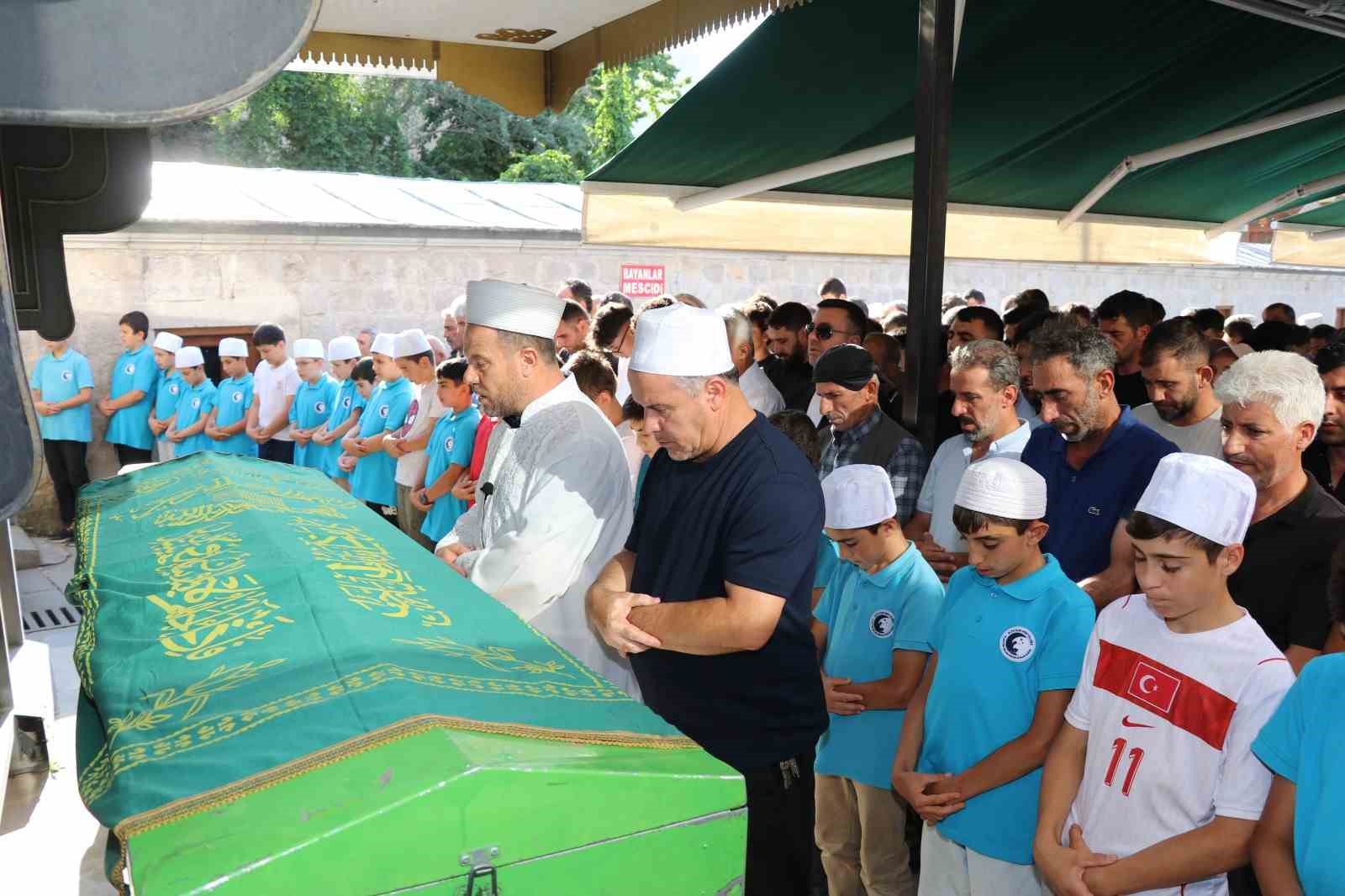 dere-yataginda-olusan-golet-ertugrul-un-mezar-oldu