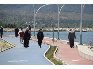 Beyşehir’de 65 Yaş Üstü Vatandaşlar Göl Kenarına Akın Etti